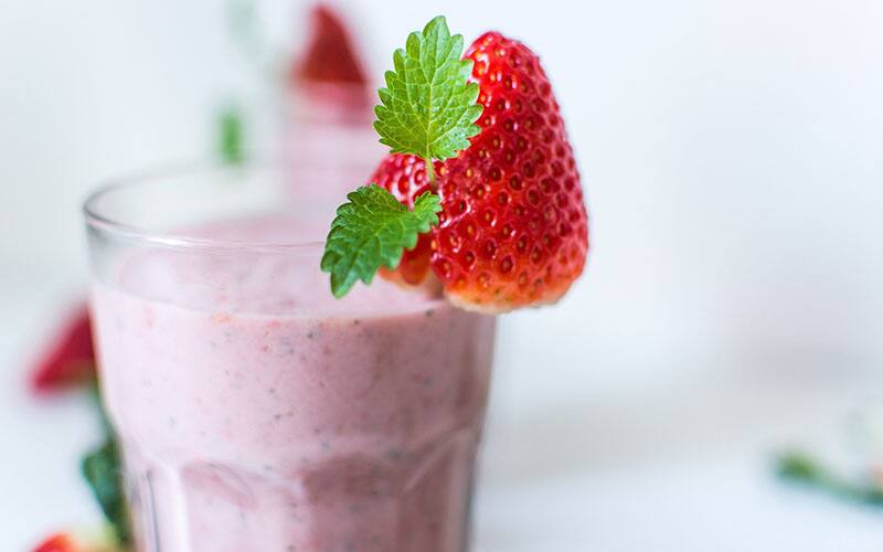 🍓Taste the vibrant season with refreshing DIY smoothies on a