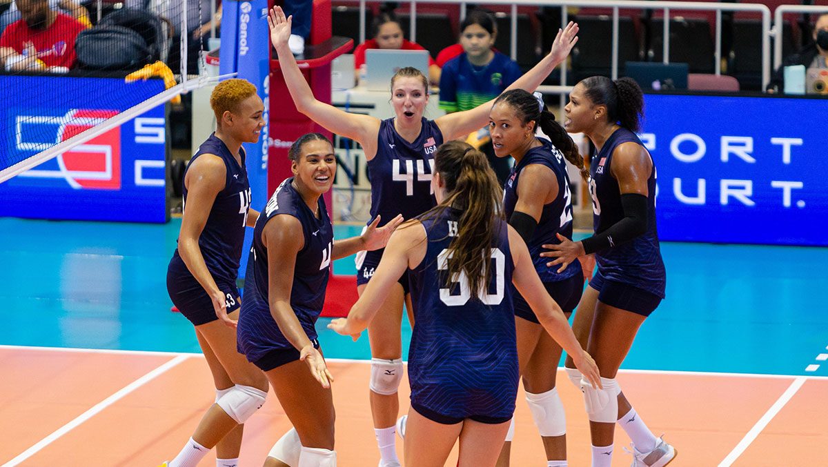 U.S. Women's National Team celebrates at the Pan Am Cup