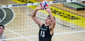 Tread Rosenthal sets (John Nagel/Hawaii Athletics)