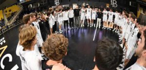 Long Beach State gathers as a team (John Fajardo, LBSU Athletics)