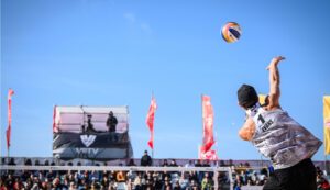 Miles Evans serves (FIVB)