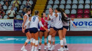 The women's U21 team celebrates in a huddle
