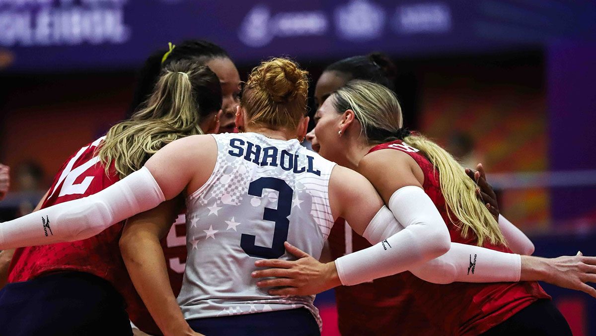 The U.S. WNT in a huddle