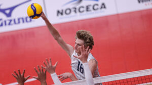Daniel Hornyak attacks
