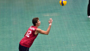 Carter Tchaikovsky serves