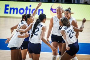 The U.S. women's team celebrates in a huddle
