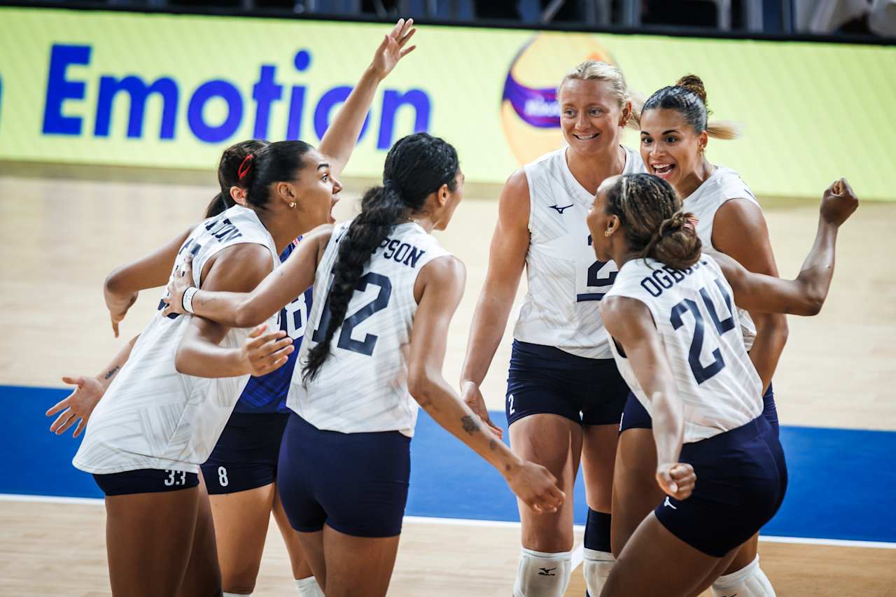The U.S. women's team celebrates in a huddle